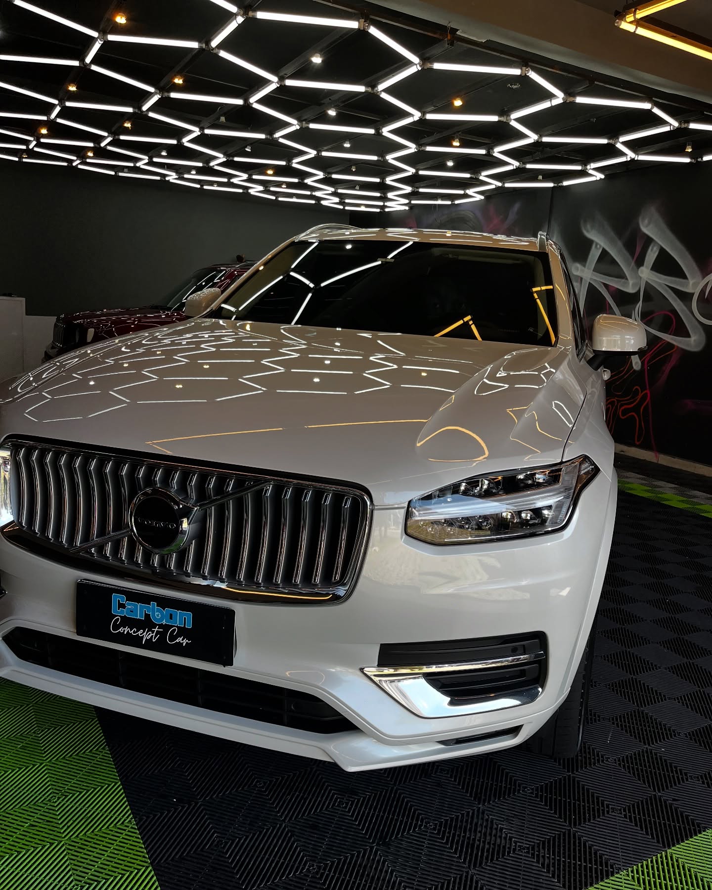SUV branco em espaço de atendimento Carbon